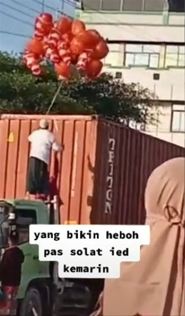 Viral aksi heroik sopir truk di Malang selamatkan balon dagangan yang tersangkut di kabel listrik. (Foto: TikTok/@mwleena)