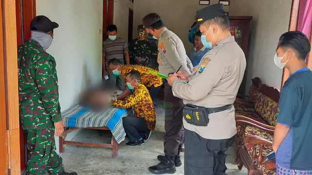 Petugas saat lakukan identifikasi mayat Rachmat Darmawan (8), warga Desa Kapas, Kecamatan Kapas, Kabupaten Bojonegoro, yang meninggal akibat tenggelam. Kamis (20/05/2021) (foto: istimewa)