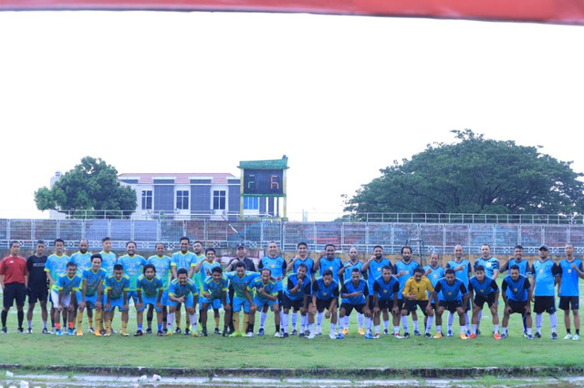 Foto bersama kedua tim, BWS FC dan KNPI Malut 1922 FC di Stadion Gelora Kie Raha, Ternate. Foto: Istimewa