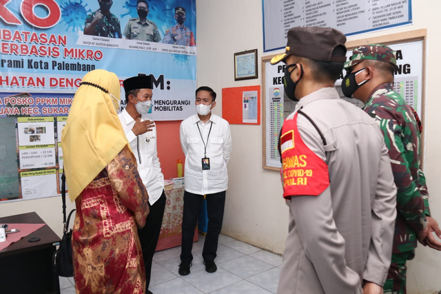 Wali Kota Palembang, Harnojoyo, meninjau langsung penerapan PPKM Mikro di Kantor Lurah Sukajaya, Kecamatan Sukarame Palembang. (Foto. Istimewa)