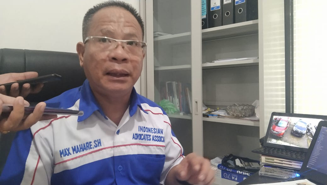 Max Mahare Kuasa Hukum Gubernur Papua Barat saat memberikan keterangan personel, di Kantor Peradi Sorong, Kamis (20/5), foto: Yanti/Balleo News