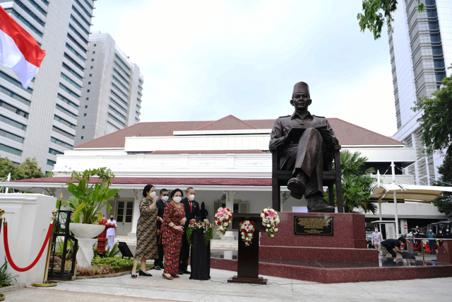 Presiden RI ke-5 Megawati Soekarnoputri didampingi Gubernur Lemhanas Letjen TNI (purn) Agus Widjojo dan Ketua DPR Puan Maharani meresmikan patung Bung Karno di halaman Gedung Lembaga Ketahanan Nasional (Lemhanas), Jakarta, Kamis (20/5). Foto: Hafidz Mubarak A/ANTARA FOTO
