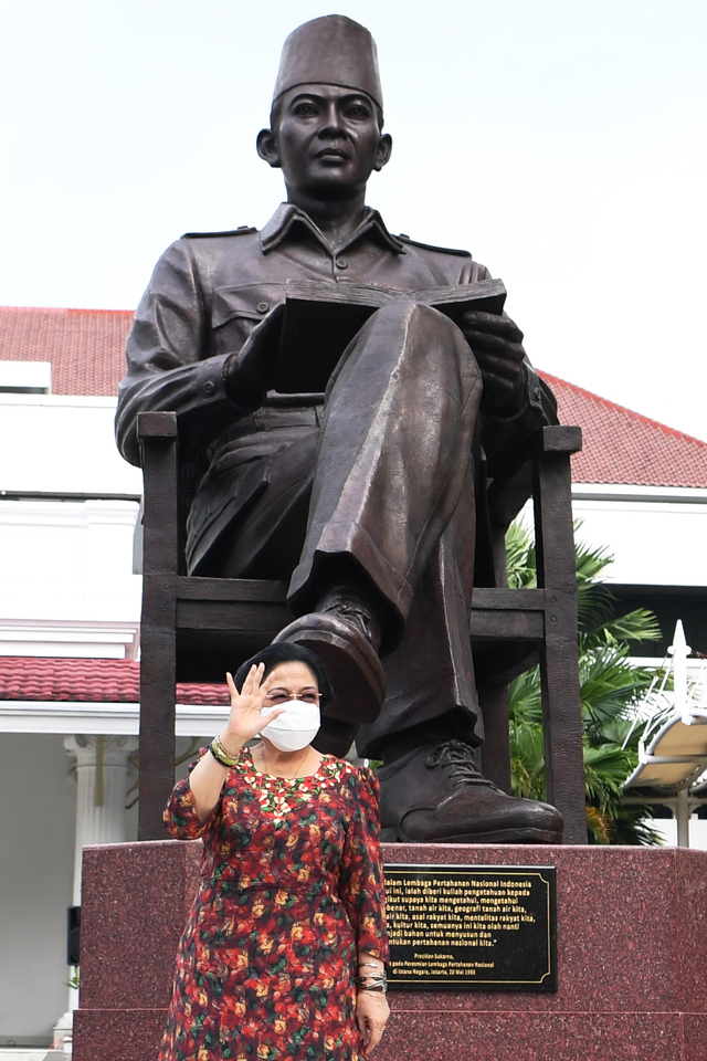 Presiden RI ke-5 Megawati Soekarnoputri berdiri di depan patung Bung Karno usai diresmikan di halaman Gedung Lembaga Ketahanan Nasional (Lemhanas), Jakarta, Kamis (20/5).  Foto: Hafidz Mubarak A/ANTARA FOTO