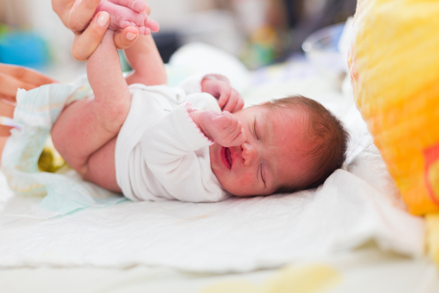 Ilustrasi bayi menangis saat BAB. Foto: Shutterstock
