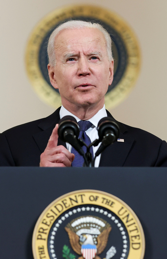 Presiden AS Joe Biden menyampaikan pernyataan di Cross Hall di Gedung Putih di Washington, AS, Kamis (20/5). Foto: Jonathan Ernst/REUTERS