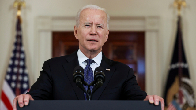 Presiden AS Joe Biden menyampaikan pernyataan di Cross Hall di Gedung Putih di Washington, AS, Kamis (20/5). Foto: Jonathan Ernst/REUTERS