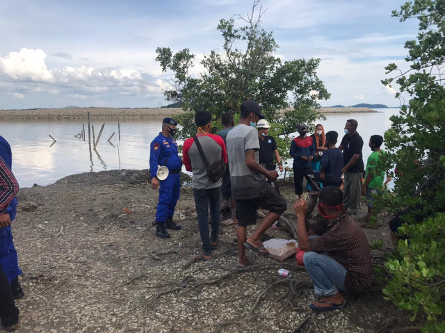 Petugas Satpol Air Polres Karimun memeriksa kedatangan warga menggunakan kapal Pompong melalui pelabuhan tidak resmi. Foto: Istimewa