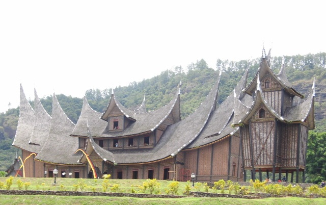 Rumah Gadang milik masyarakat Minang. Sumber: Kemdikbud