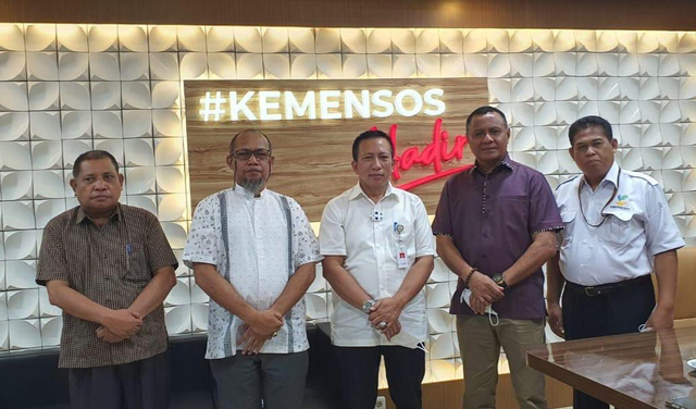Wakil Wali Kota Tidore Kepulauan (kedua dari kanan) ketika bertemu Dirjen Pemberdayaan Sosial Direktur Kepahlawanan (tengah). Foto: Istimewa