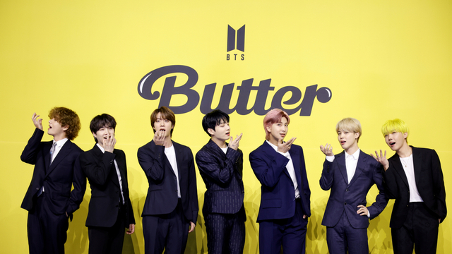 Anggota boy band K-pop BTS saat mempromosikan single baru mereka 'Butter' di Seoul, Korea Selatan, Jumat (21/5). Foto: Kim Hong-Ji/REUTERS