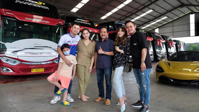Nagita Slavina dan Raffi Ahmad saat bertemu dengan keluarga Gilang Widya Pramana.
 Foto: Instagram/@raffinagita1717