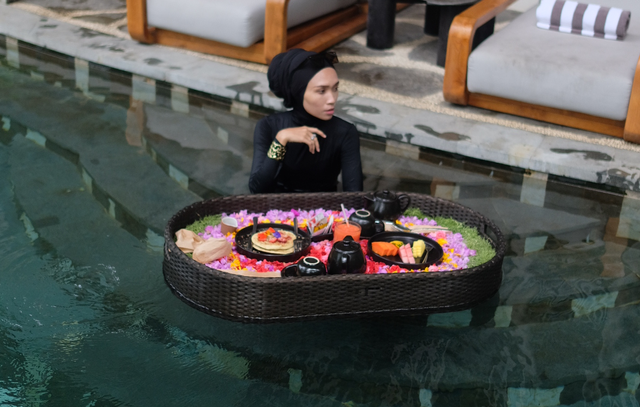 Febrian Nurvianti, Hijaber Luxury Place Reviewer Pertama di Indonesia