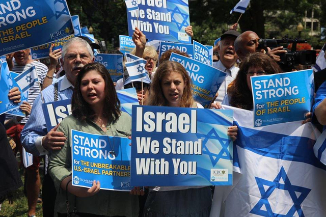 Umat Yahudi dan Kristen berdemo mendukung Israel di New York. Foto dari Vox.com credit:Stan Honda/AFP/Getty Images