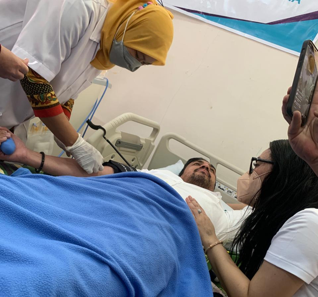 Ketua DPD Partai Golkar Provinsi Kalimantan Barat, Maman Abdurrahman, saat mendonorkan plasma konvalesennya, di RSUD Soedarso Pontianak, Jumat, 21 Mei 2021. Foto: Teri/Hi!Pontianak