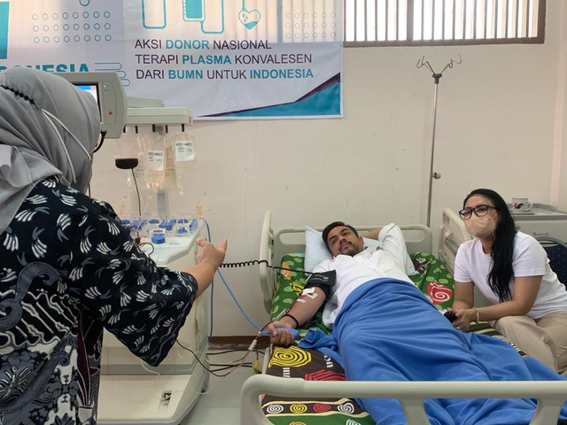 Dokter memberikan penjelasan kepada Ketua DPD Partai Golkar Provinsi Kalimantan Barat, Maman Abdurrahman, yang mendonorkan plasma konvalesennya, di RSUD Soedarso Pontianak, Jumat, 21 Mei 2021. Foto: Teri/Hi!Pontianak