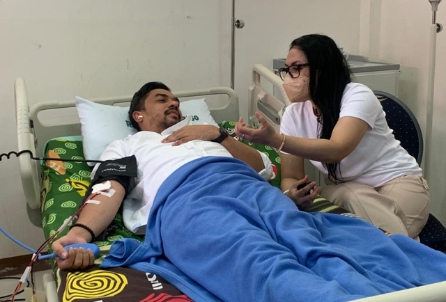 Tina Astari mendampingi suaminya, Ketua DPD Partai Golkar Provinsi Kalimantan Barat, Maman Abdurrahman, saat mendonorkan plasma konvalesennya, di RSUD Soedarso Pontianak, Jumat, 21 Mei 2021. Foto: Teri/Hi!Pontianak