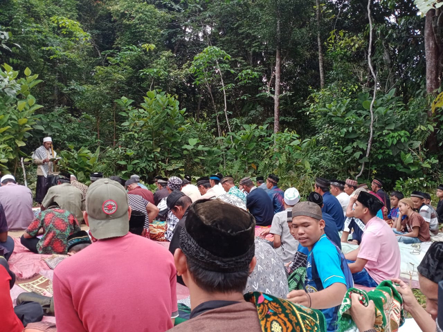 Akibat banjir menggenangi masjid, warga Desa Semerantau melaksanakan Salat Jumat di Hutan dengan beralaslan terpal. Foto: Dokumen M Hatta