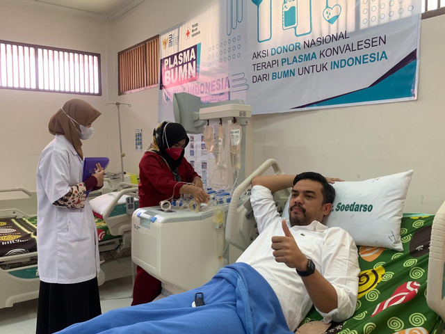 Maman Abdurrahman melakukan donor plasma darah. Foto: Teri/Hi!Pontianak