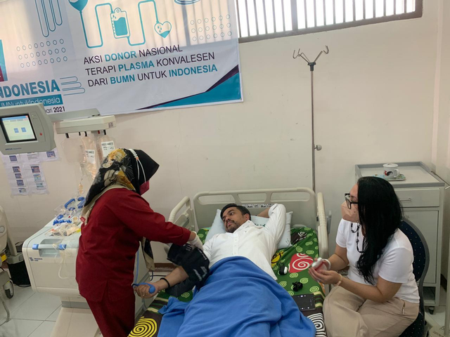 Maman Abdurrahman didampingi sang istri saat melakukan donor plasma darah. Foto: Teri/Hi!Pontianak