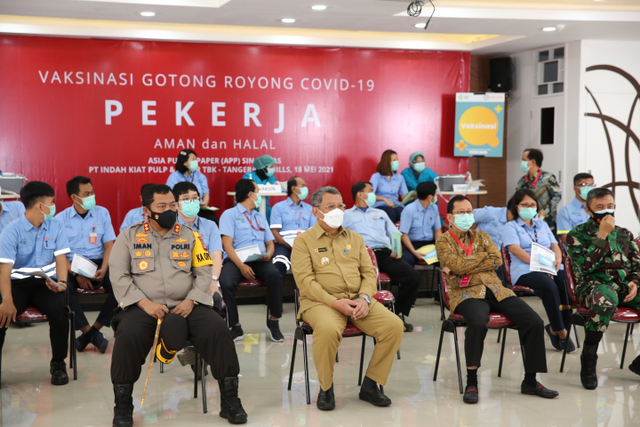 Program Vaksinasi Gotong Royong oleh SehatQ di PT Indah Kiat Pulp & Paper Tbk Tangerang Mill. Foto: SehatQ.