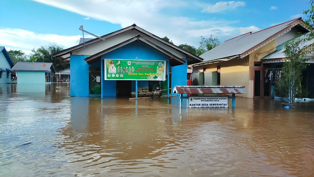 Jalan Putussibau-Kalis, Kalbar, Lumpuh Akibat Banjir (23734)
