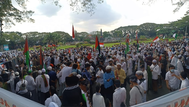 Ratusan massa dari Masyrakat Muslim Malang Raya Cinta Indonesia (M3RCI) memenuhi Jalan depan Balai Kota Malang. Foto: Rubianto