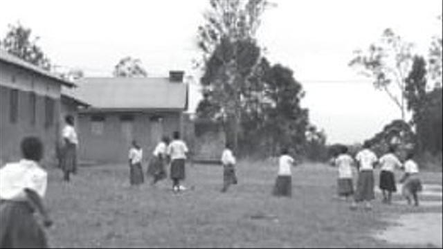 Ilustrasi kegiatan bersekolah di Tanzania. | Wikimedia Commons
