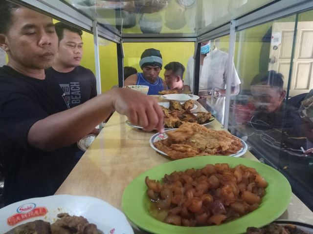 DPC PKB Kuningan Borong Warung Nasi, Lalu Dibagikan ke Sopir Angkot dan Ojek (53971)