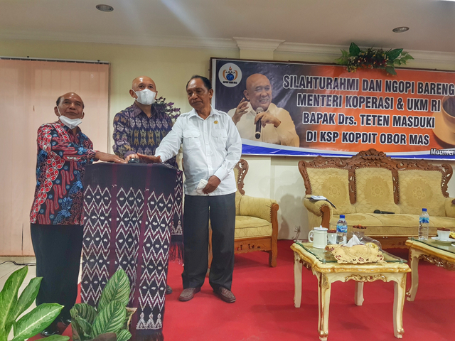 Menteri Koperasi dan UKM RI, Teten Masduki menekan tombol saat launching logo menuju 50 tahun KSP Kopdit Obor Mas, Jumat (21/5). Foto: Mario WP Sina.