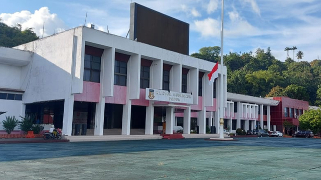 Bendera setengah tiang yang dikibarkan sebagai penghormatan terakhir atas wafatnya Wakil Gubernur Papua, Klemen Tinal. (BumiPapua.com/Qadri Pratiwi) 