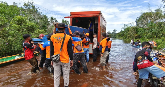 Banjir di Jalan Putussibau-Kalis Berangsur Surut, Truk dan Bus Bisa Melintas (54424)