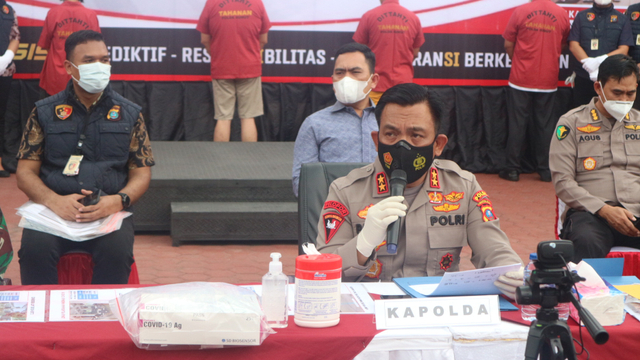 Kapolda Sumut Irjen Pol RZ Panca Putra saat memaparkan kasus jual vaksin di Medan.  Foto: Rahmat Utomo/kumparan