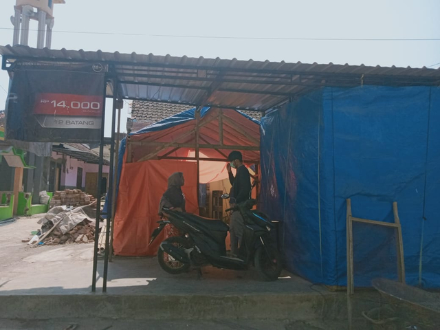 Kisah Pilu Korban Gempa Malang, Terima Tamu Hari Raya di Bawah Tenda Darurat (444585)