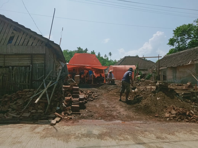 Kisah Pilu Korban Gempa Malang, Terima Tamu Hari Raya di Bawah Tenda Darurat (444586)