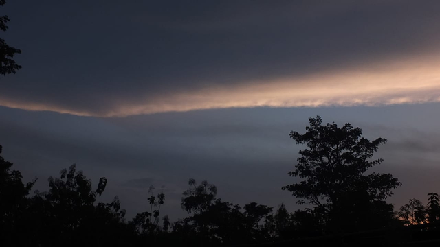 Awan  lurus membujur di selatan Yogyakarta yang terlihat sebelum gempa. Foro: erfanto/Tugu Jogja