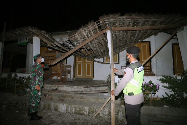 Personel TNI dan Polri mengecek kondisi rumah warga yang rusak pascagempa di Desa Ploso Kecamatan Selopuro, Blitar, Jawa Timur, Jumat (21/5).  Foto: Irfan Anshori/ANTARA FOTO