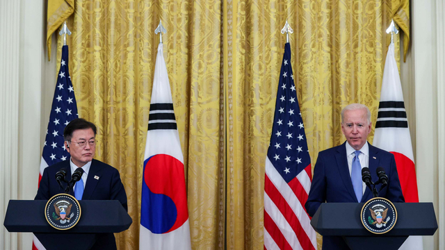 Presiden AS Joe Biden dan Presiden Korea Selatan Moon Jae-in bertemu saat upacara Medal of Honor, di Washington, AS (21/5). Foto: Jonathan Ernst/REUTERS