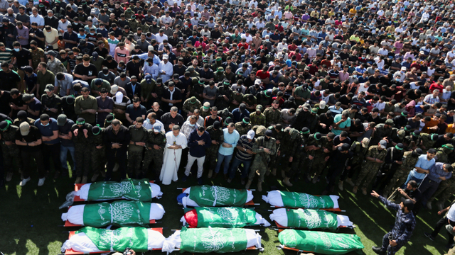 Orang-orang menghadiri pemakaman warga Palestina yang tewas dalam pertempuran Israel-Palestina, di Khan Younis, di Jalur Gaza selatan, Jumat (21/5). Foto: Ibraheem Abu Mustafa/REUTERS