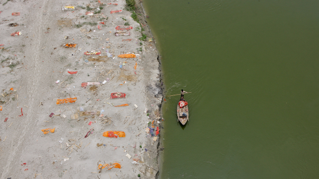 Foto: Melihat Kuburan Pasien COVID-19 di Pasir Dangkal Pinggir Sungai Gangga | kumparan.com