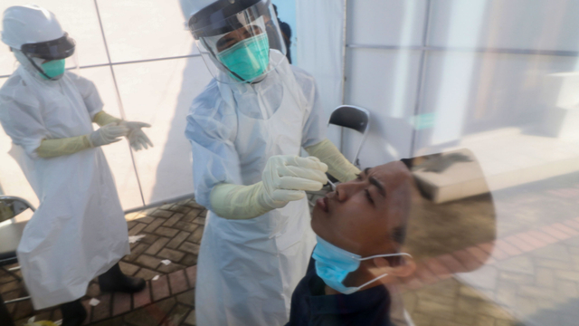 Petugas medis melakukan tes usap antigen kepada santri pondok pesantren Lirboyo di Puskesmas Pagu, Kediri, Jawa Timur, Sabtu (22/5/2021). Foto: Prasetia Fauzani/ANTARA FOTO