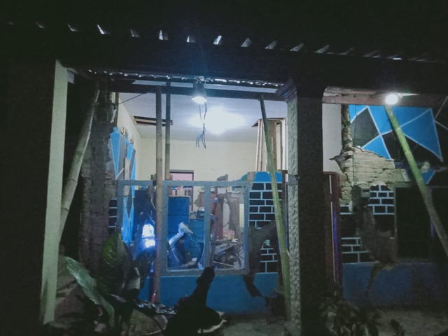 Khawatir Gempa Susulan, Warga Malang Tidur di Teras Rumah (129968)