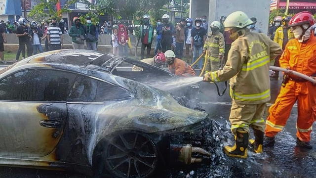 Petugas memadamkan mobil yang terbakar di Jl. Raya Boulevard, Pegangsaan Dua, Kelapa Gading, Jakarta Utara, Sabtu (22/5). Foto: Instagram/@humasjakfire