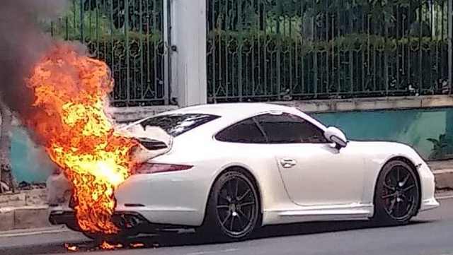 Sebuah mobil Porsche yang terbakar di Jl. Raya Boulevard, Pegangsaan Dua, Kelapa Gading, Jakarta Utara, Sabtu (22/5). Foto: Instagram/@humasjakfire