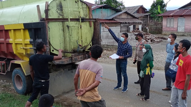 Anggota Polsek Batui saat memeriksa truk pengangkut minyak sawit, Sabtu (22/5). Foto: Istimewa