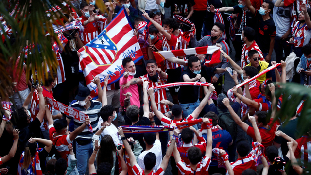 Foto: Suporter Atletico Madrid Rayakan Gelar Juara Liga Spanyol 2020/21 (378404)