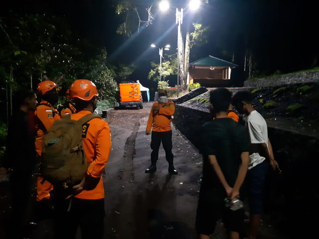 TIM Rescue dari Basarnas mencari empat pendaki Gamalama, Ternate, yang hilang kontak. Foto: Istimewa