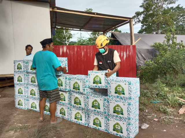 Bantuan untuk bencana banjir di Kalimantan Selatan dan gempa di Sulawesi Barat terus bergulir kali ini dari BNI Asset Management dan IPOTFund melalui Dompet Dhuafa telah disalurkan ke lokasi terdampak dan disambut antusias oleh penyintas. (Minggu, 23/05/2021) Sumber: Dompet Dhuafa