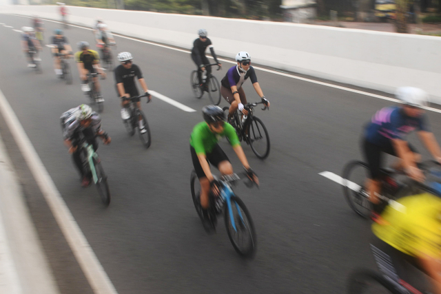 Sejumlah pesepeda memacu kecepatan saat berlangsungnya uji coba pemberlakuan lintasan road bike di jalan layang non tol (JLNT) Kampung Melayu-Tanah Abang, Jakarta, Minggu (23/5). Foto: Akbar Nugroho Gumay/ANTARA FOTO