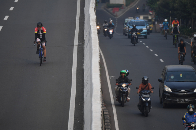 Pesepeda memacu kecepatan saat berlangsungnya uji coba pemberlakuan lintasan road bike di jalan layang non tol (JLNT) Kampung Melayu-Tanah Abang, Jakarta, Minggu (23/5).  Foto: Akbar Nugroho Gumay/ANTARA FOTO