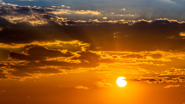 Citra Matahari saat di ufuk barat. Sumber: pixabay.com.